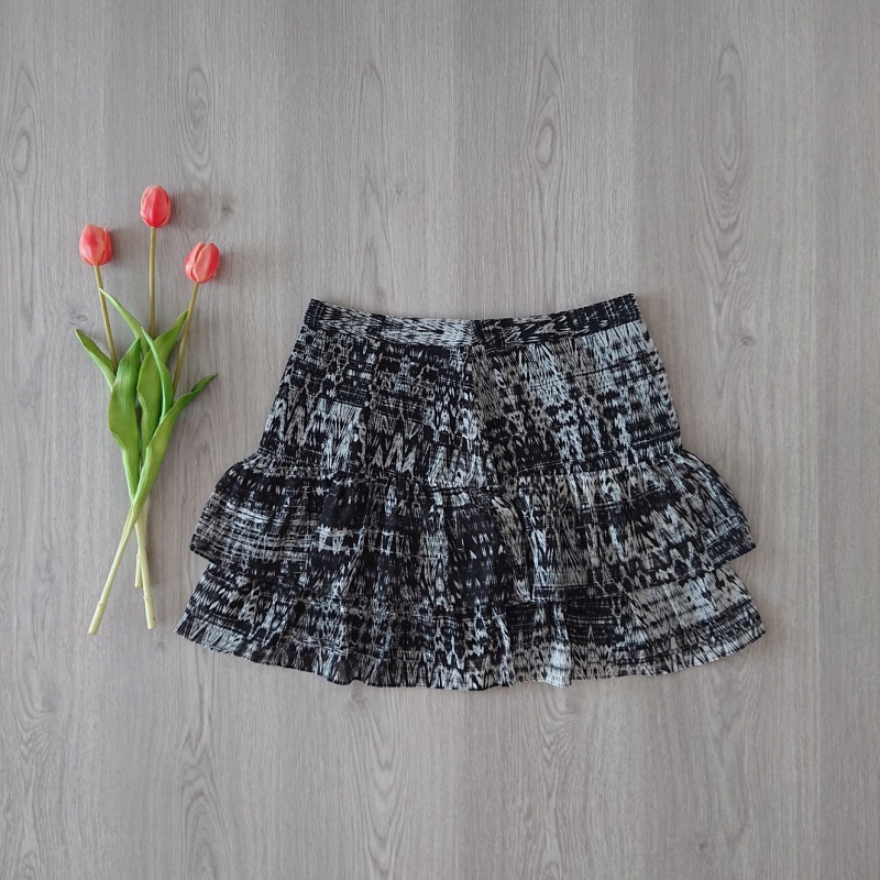 Čierno biela sukňa s volánom H&M Čierno biela sukňa s volánom H&M