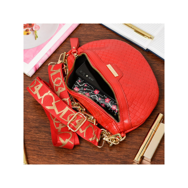 Červená crossbody kabelka Versoli s pleteným vzorom a zlatou retiazkou