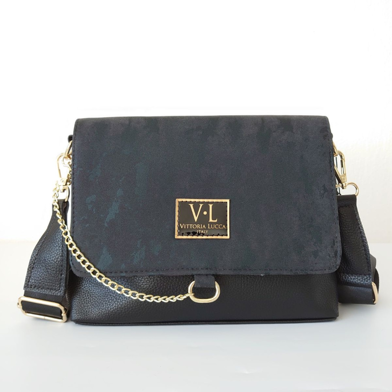 Dámska čierna crossbody kabelka so zlatou retiazkou. Cez telo, cez plece, na rameno.