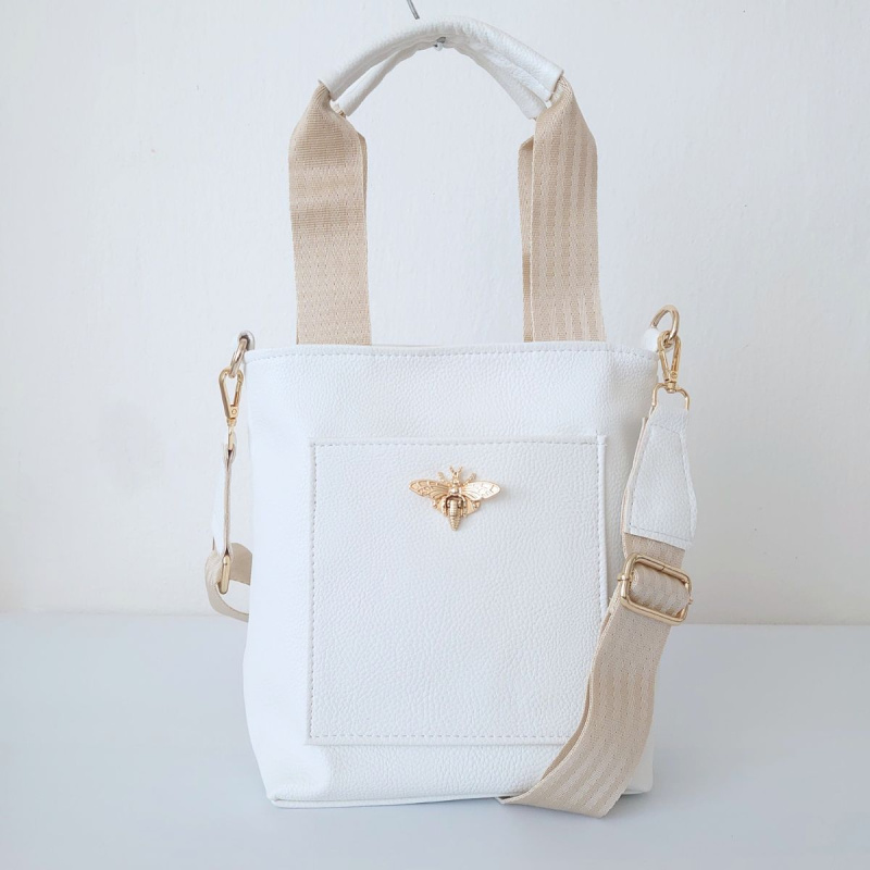 Dámska biela kabelka s včielkou. Cez telo, crossbody, do ruky, cez plece, na rameno.