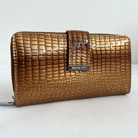 Dámska kožená zlatá camel lakovaná peňaženka so štruktúrou hadej kože