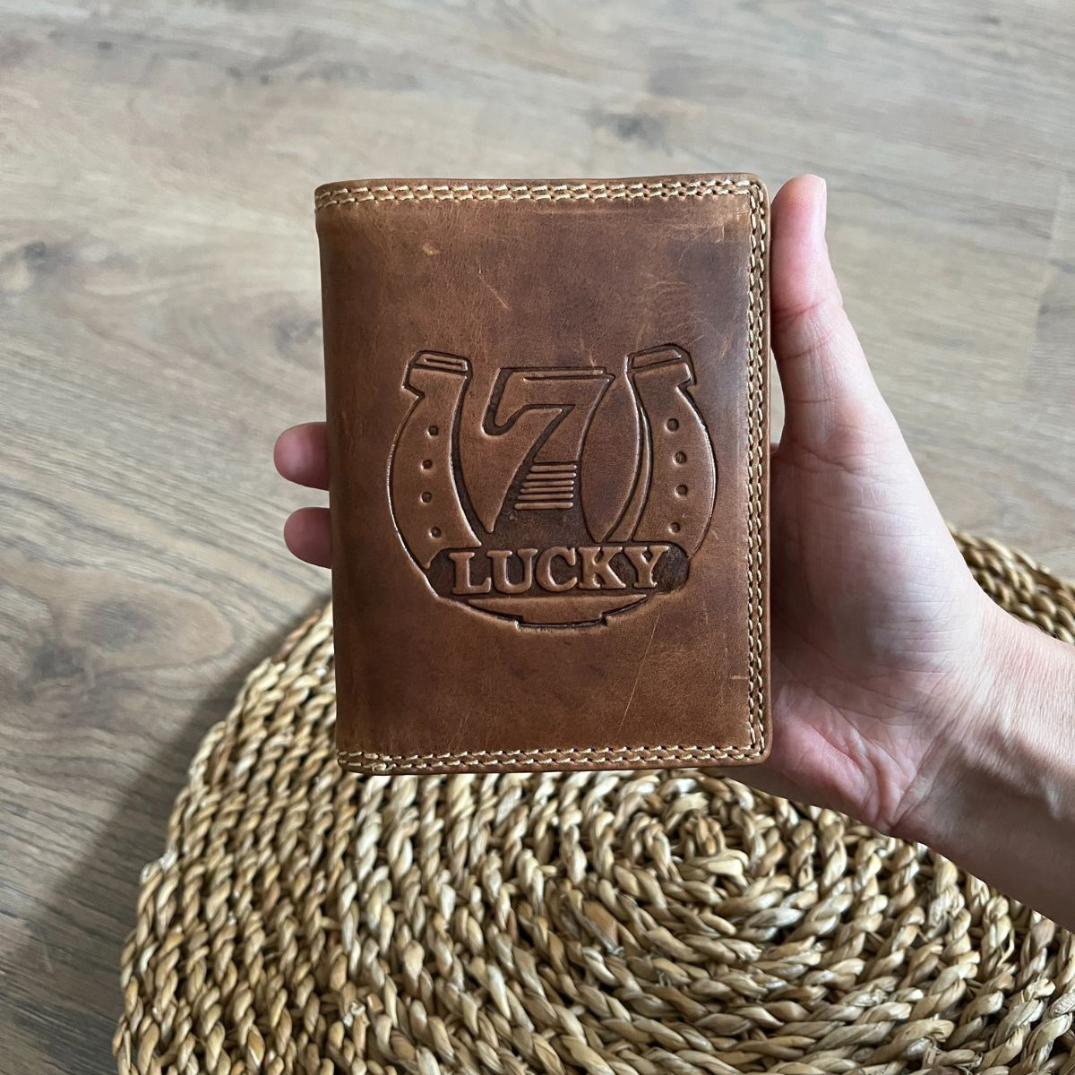 Pánska kožená peňaženka tan s nápisom lucky 7