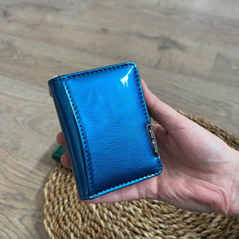 Malá lakovaná dámska kožená peňaženka modrá