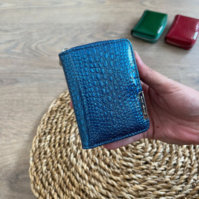 Malá lakovaná dámska kožená peňaženka modrá so štruktúrou hadej kože