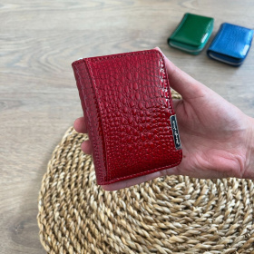 Malá lakovaná dámska kožená peňaženka červená so štruktúrou hadej kože