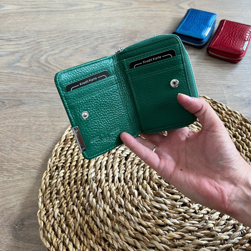 Malá dámska kožená peňaženka zelená DORIS