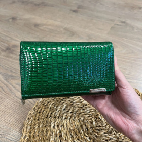 Dámska kožená peňaženka zelená lakovaná so štruktúrou hadej kože