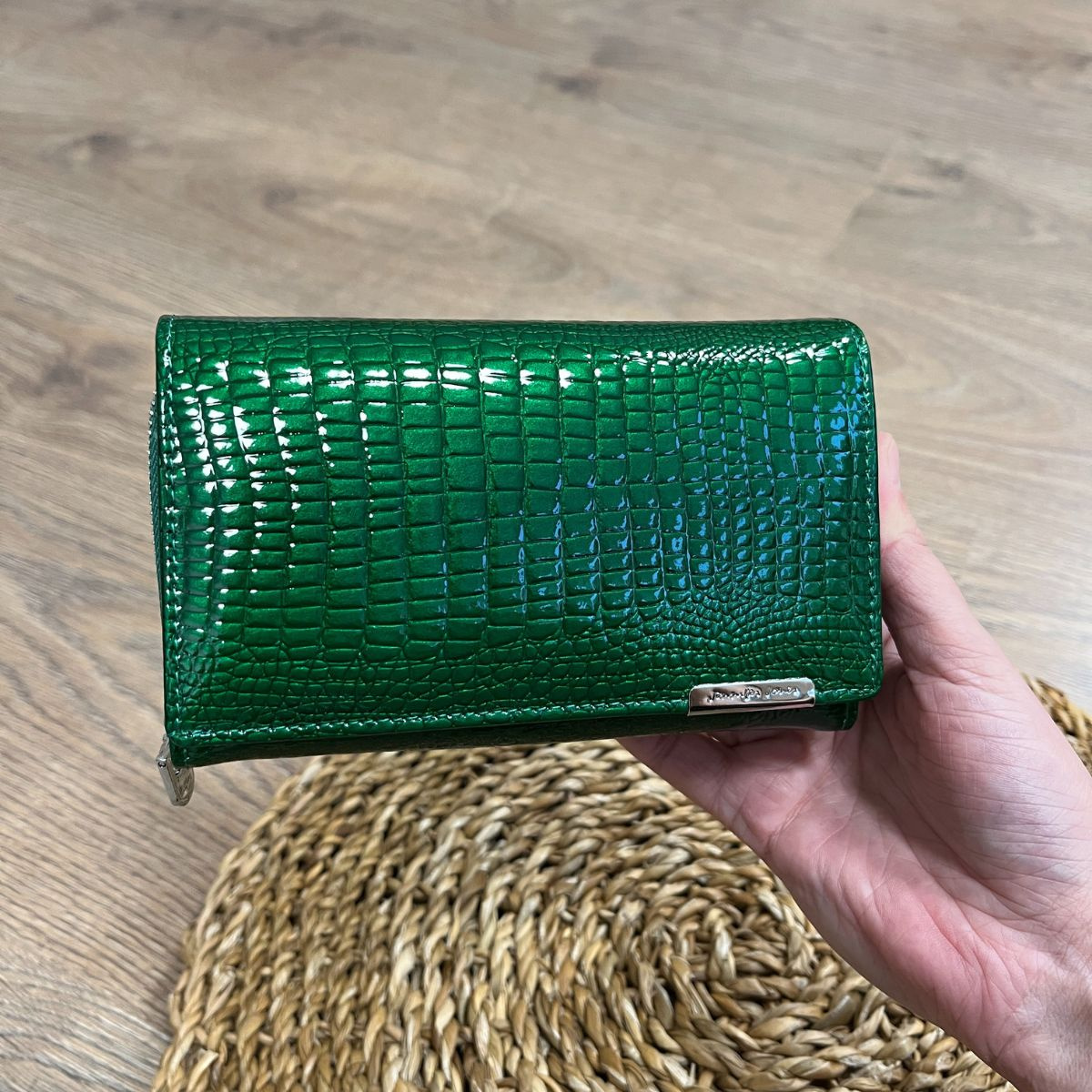 Dámska kožená peňaženka zelená lakovaná so štruktúrou hadej kože