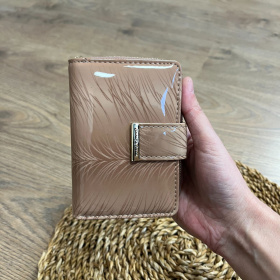 Dámska kožená peňaženka béžová lakovaná so vzormi pierok