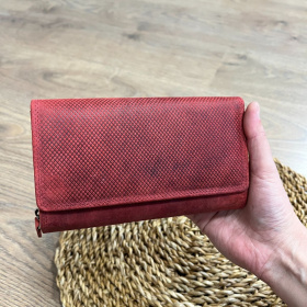 Veľká červená dámska kožená peňaženka s geometrickou štruktúrou