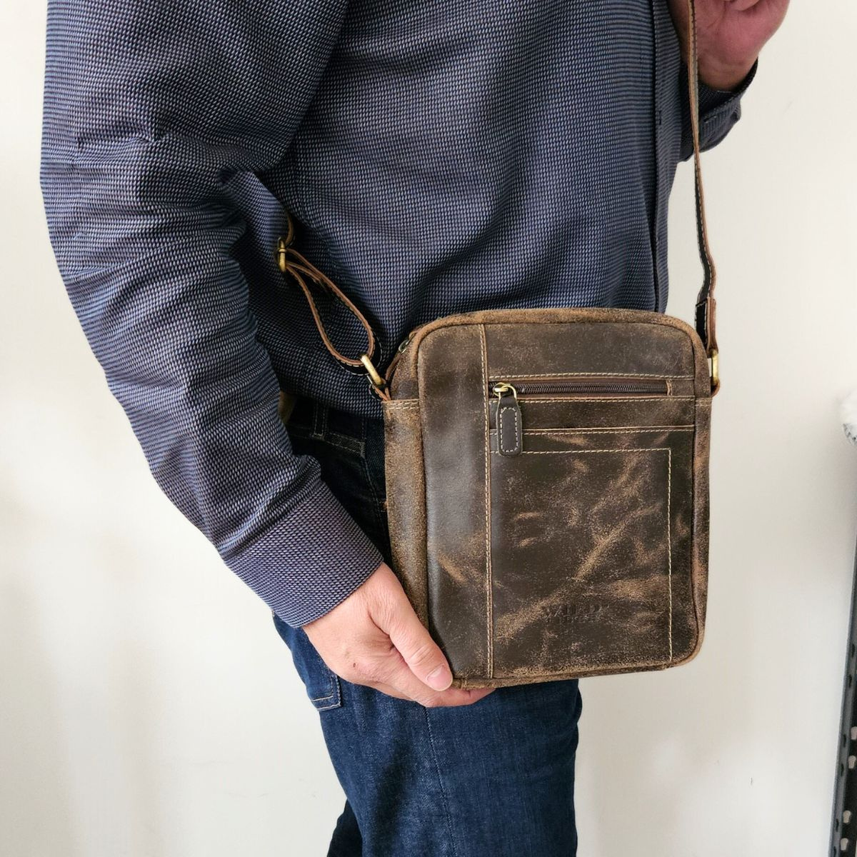 Kožená pánska hnedá crossbody taška so zapínaním na zips