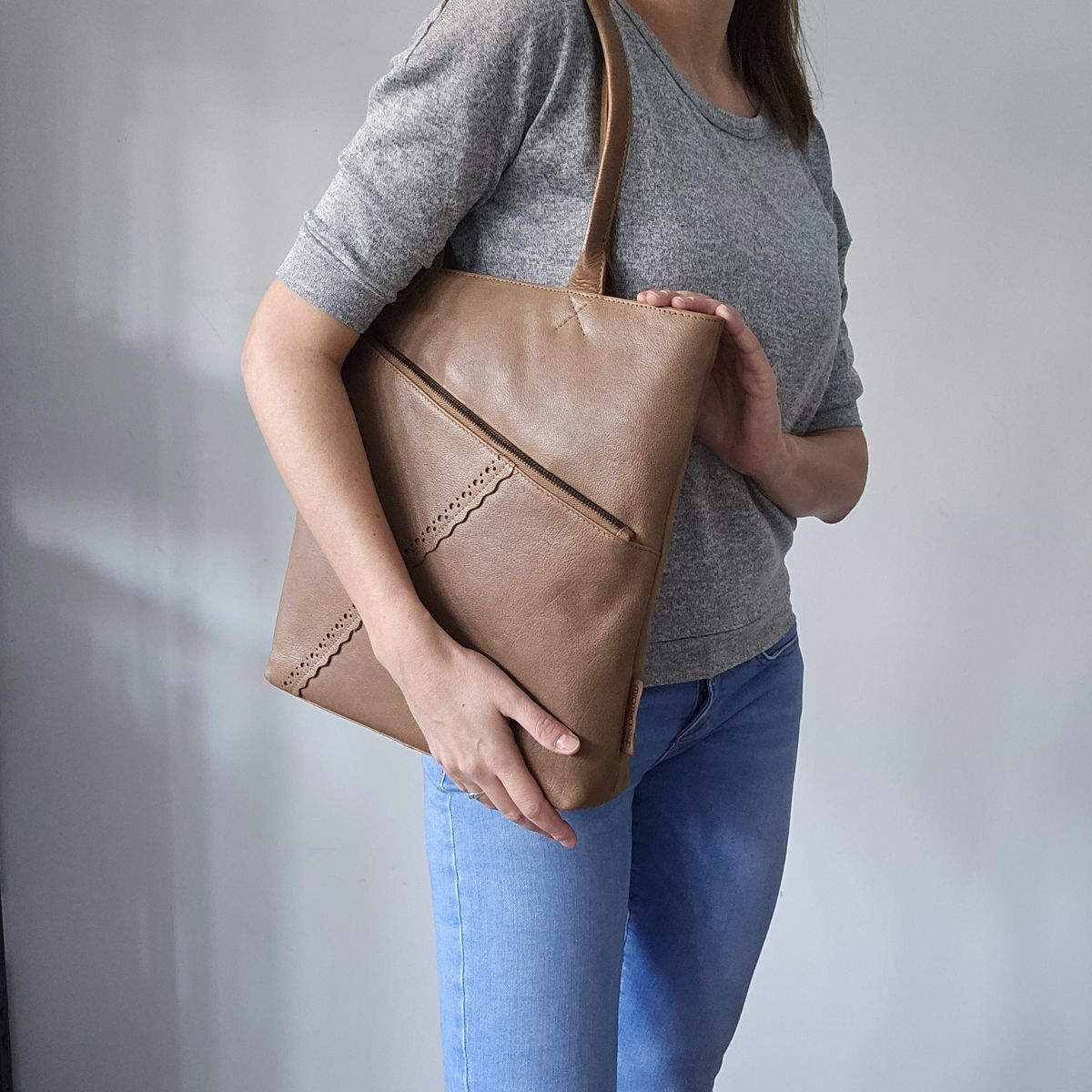 Dámska kožená kabelka taupe Kira