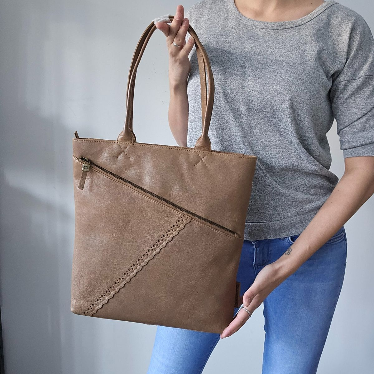 Dámska kožená kabelka na rameno taupe