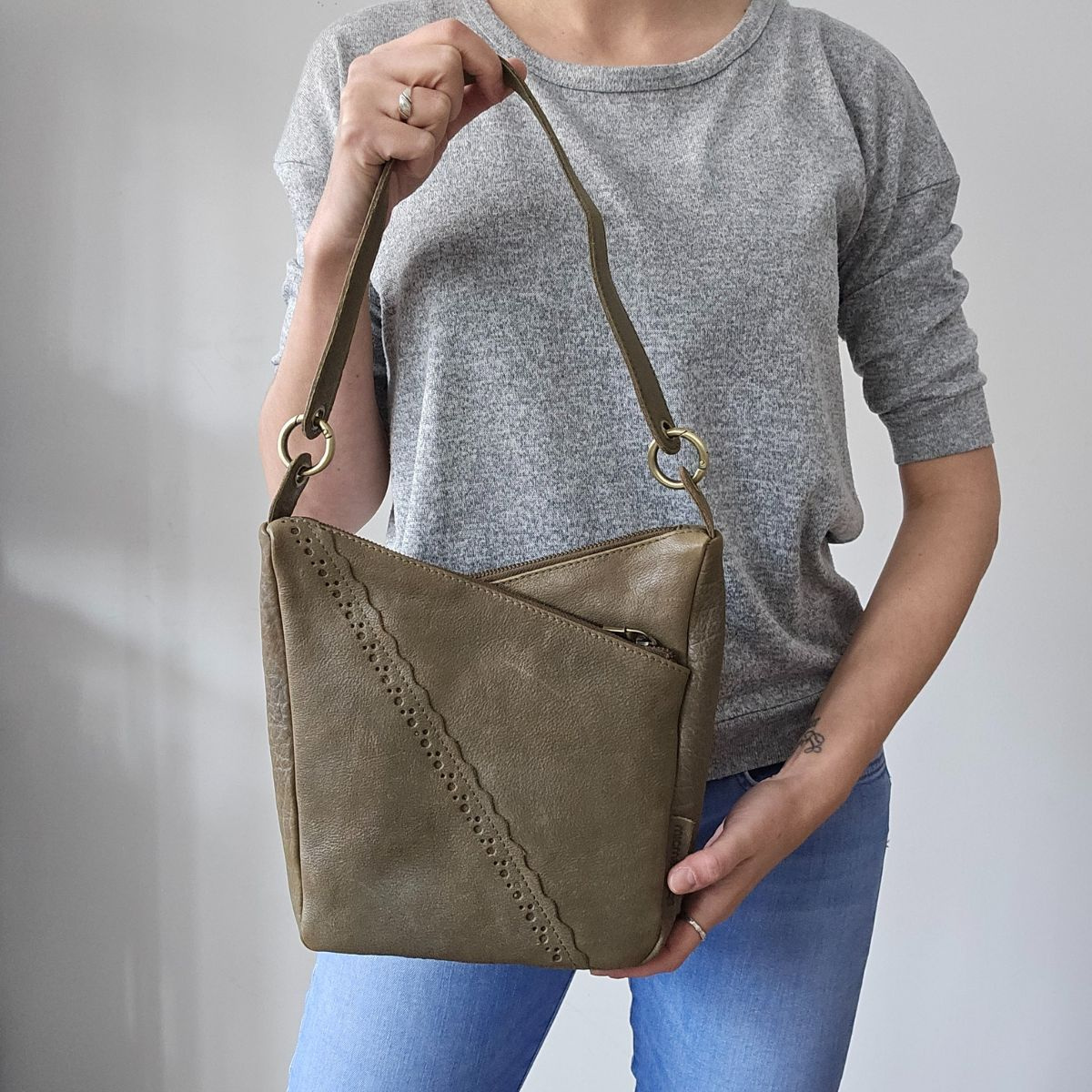 Dámska kožená kabelka olivová na rameno crossbody