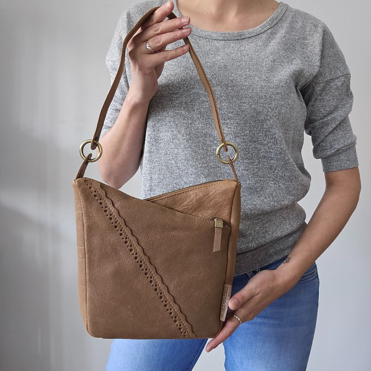 Dámska kožená kabelka taupe na rameno crossbody