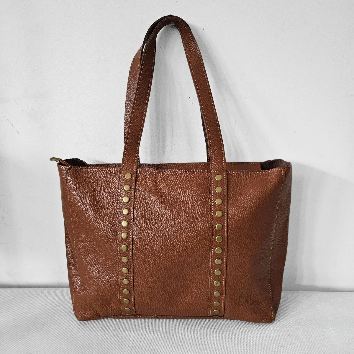 Hnedá kožená kabelka na rameno s mosadznými ozdobami BLAIRE