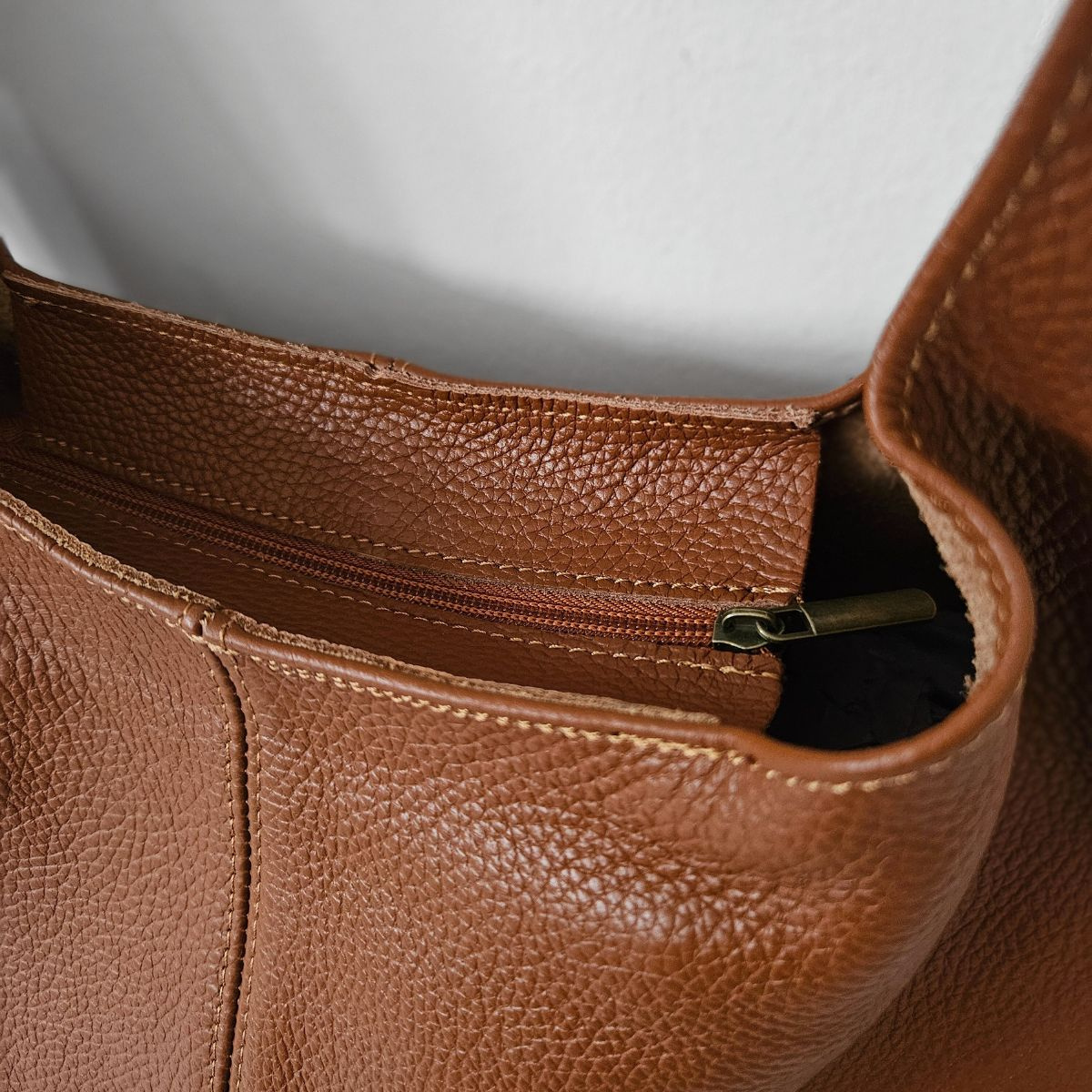 Kožená kabelka na rameno CARLEY - hnedá