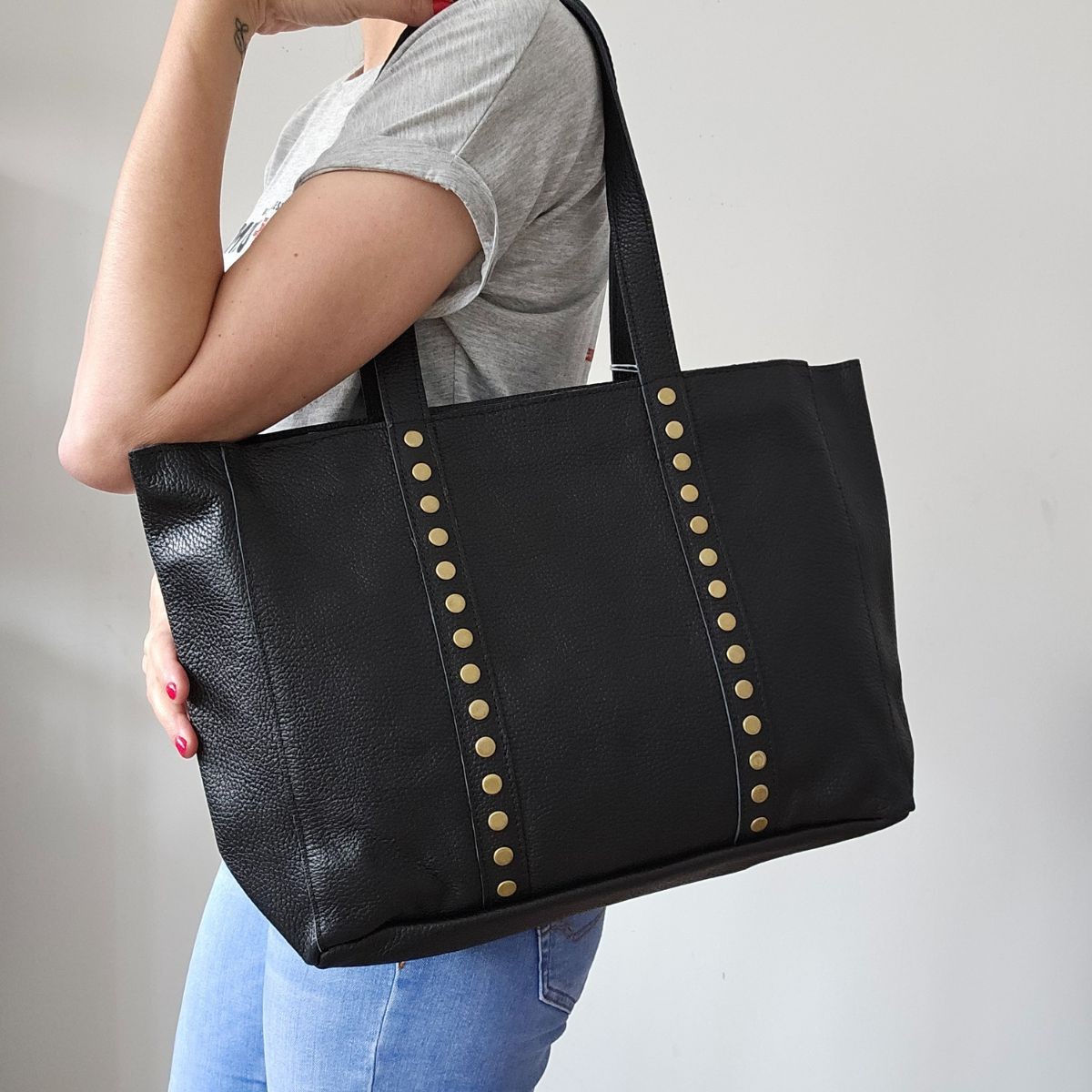 Čierna kožená kabelka na rameno s mosadznými ozdobami BLAIRE