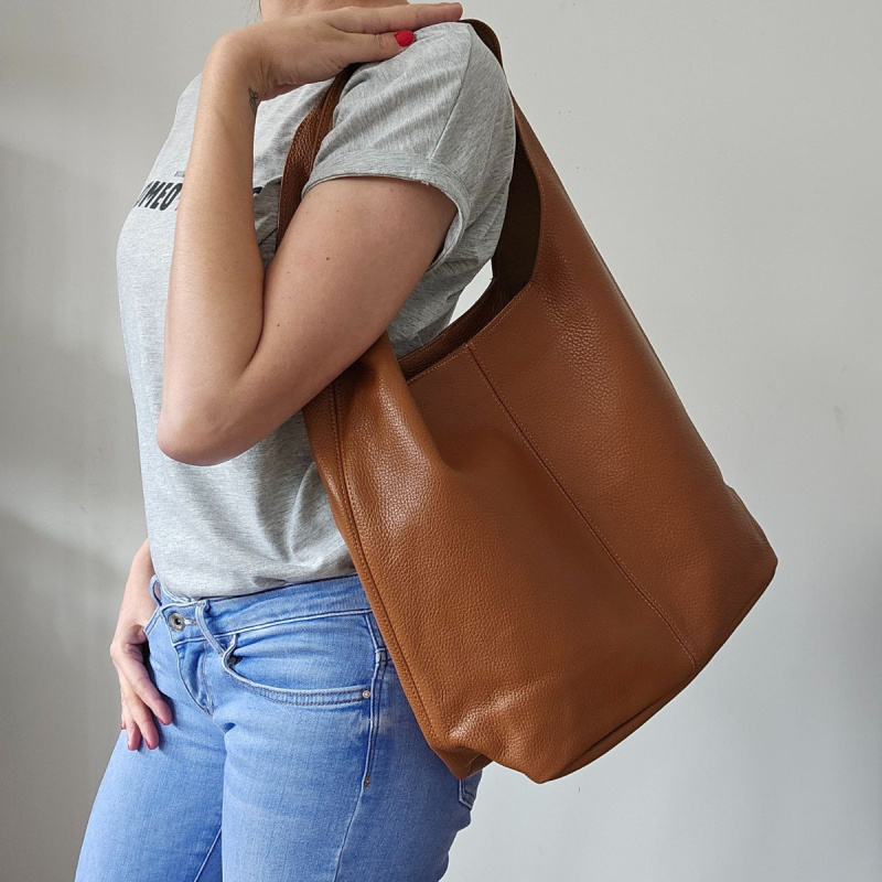 Jednofarebná Kožená kabelka na rameno CARLEY - hnedá