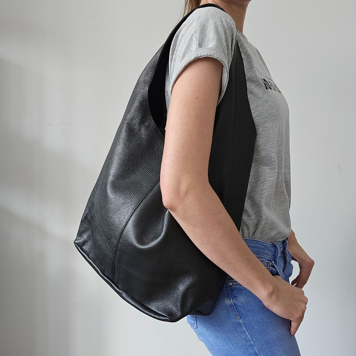 Jednofarebná Kožená kabelka na rameno CARLEY - čierna