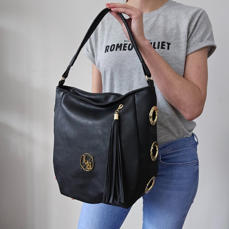 Dámska kabelka na rameno čierna, s ozdobným strapcom a kovovými kruhmi