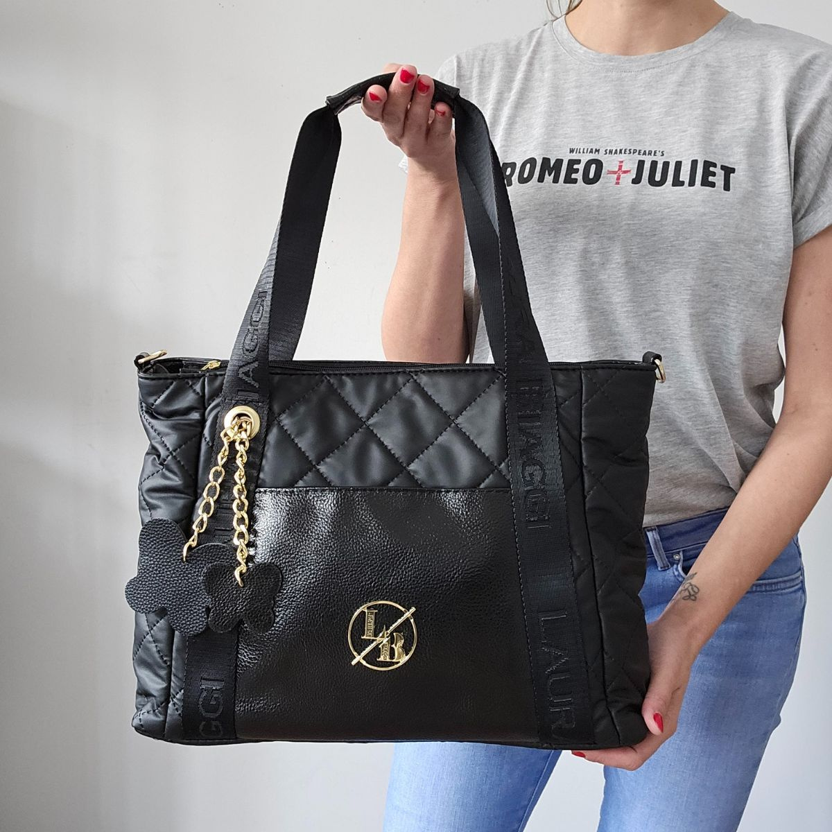 Dámska kabelka na rameno čierna s prešívaným vzorom, crossbody