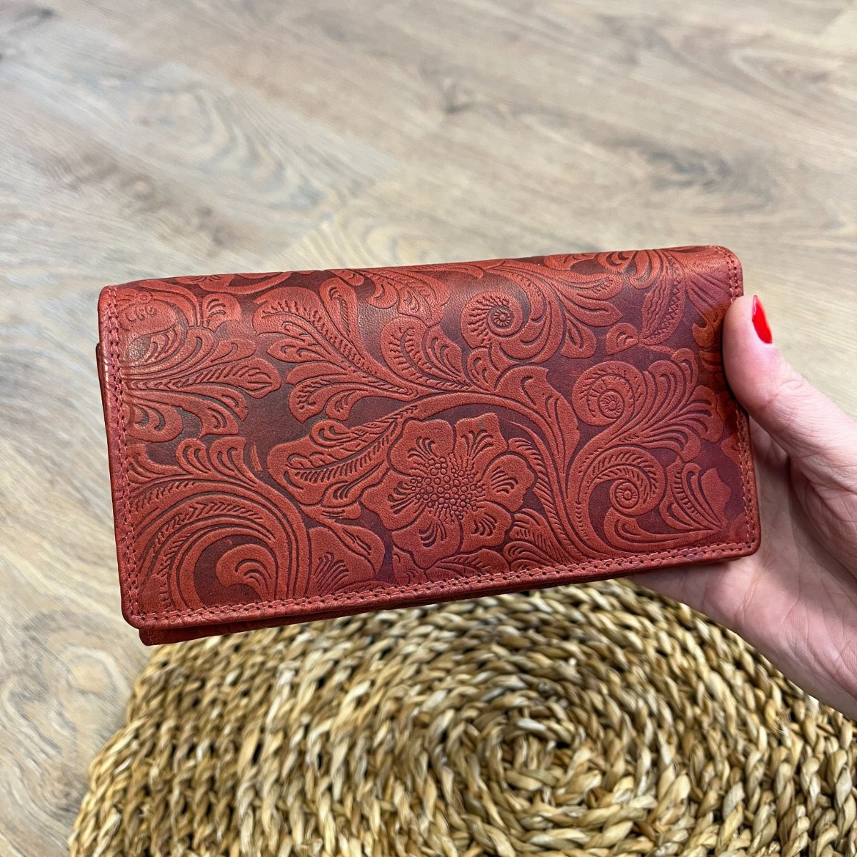 Dámska kožená peňeženka červená s kvetinovým vzorom