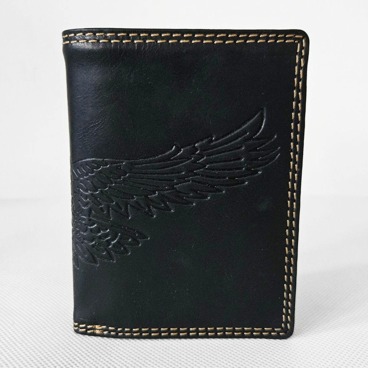 Čierna pánska kožená peňaženka GRANT s gravírovaným orlom na prednej strane.