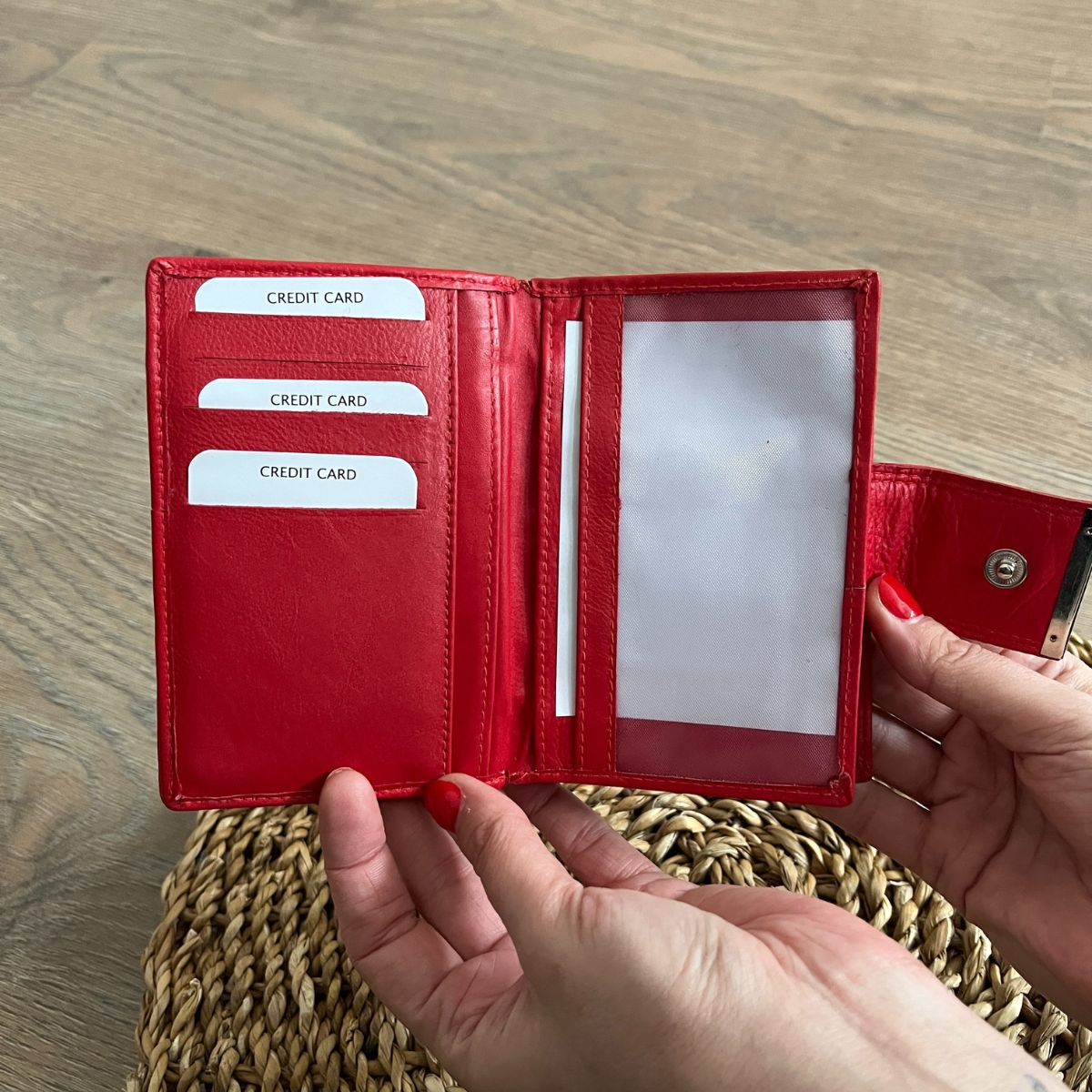 Dámska kožená červená peňaženka DELORA