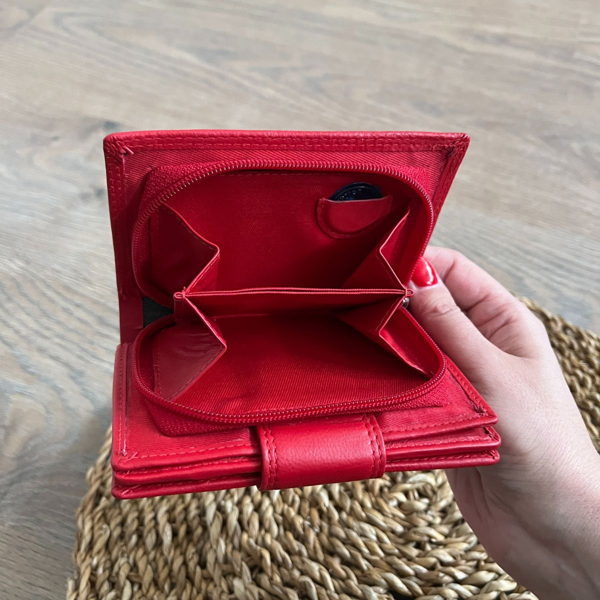 Dámska kožená červená peňaženka DELORA