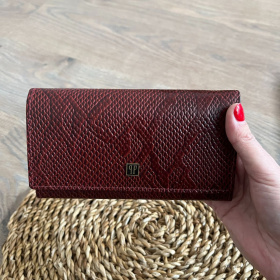 Dámska kožená peňaženka červená so štruktúrou hadej kože
