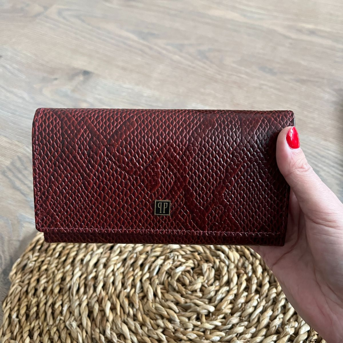 Dámska kožená peňaženka červená so štruktúrou hadej kože