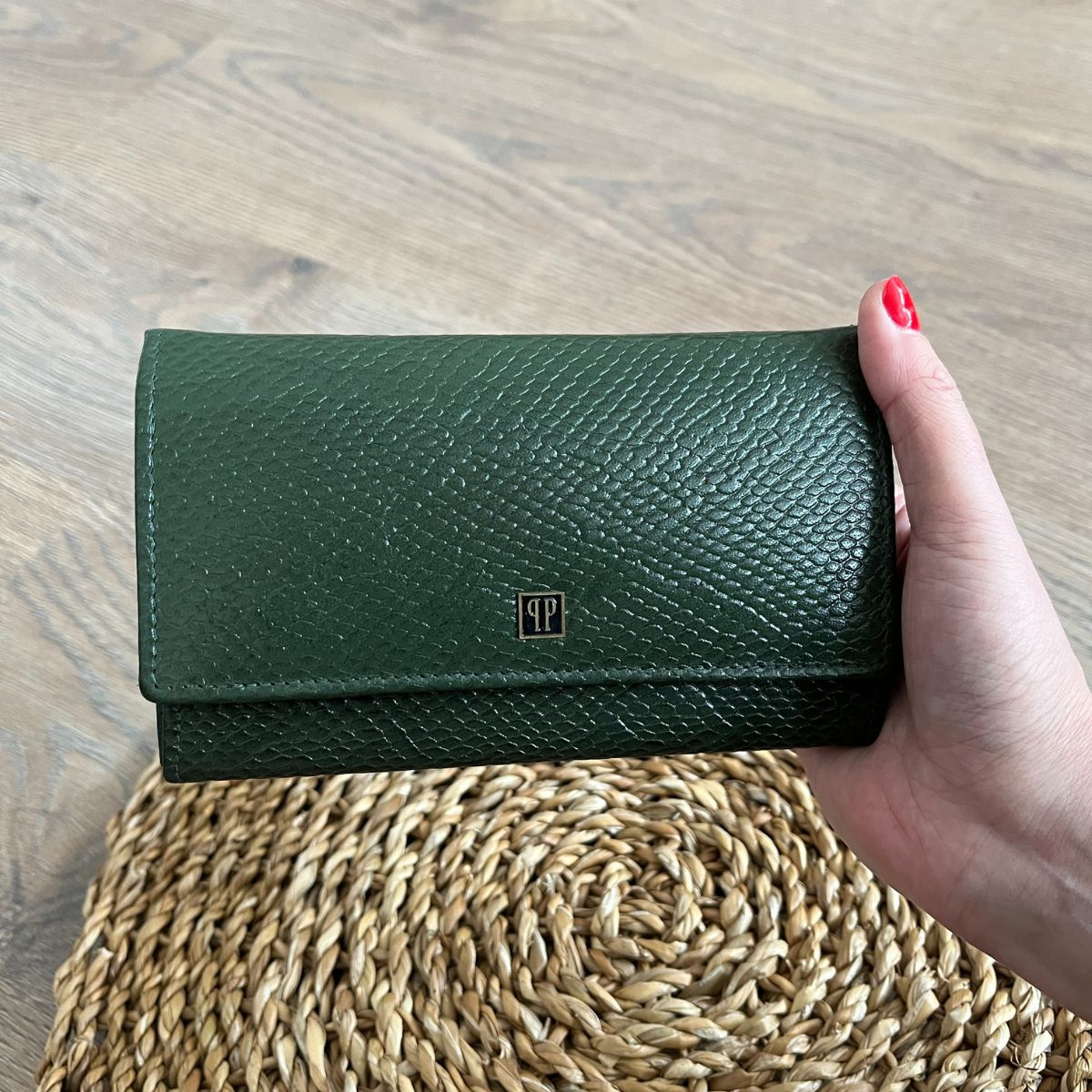 Dámska kožená peňaženka zelená s imitáciou hadej kože