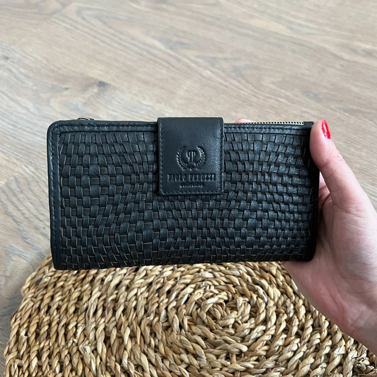 Dámska kožená peňaženka čierna s ručne tkaným vzorom