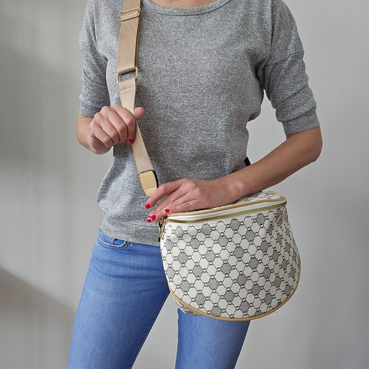 Dámska bielo-čierna vzorovaná crossbody kabelka