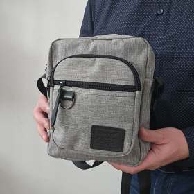 Pánska crossbody taška s dvoma praktickými komorami v prevedení šedej farby.