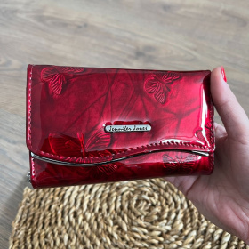 Dámska kožená peňaženka červená lakovaná so vzormi motýľov