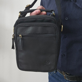 Pánska čierna crossbody taška z pravej kože vo vintage prevedení.