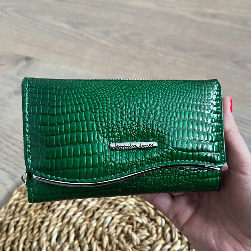 Lakovaná zelená dámska kožená peňaženka so štruktúrou hadej kože
