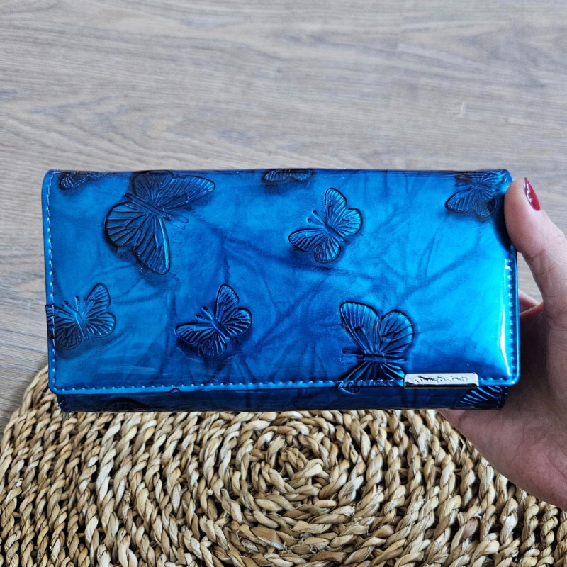 Lakovaná veľká modrá dámska kožená peňaženka so vzormi motýľov