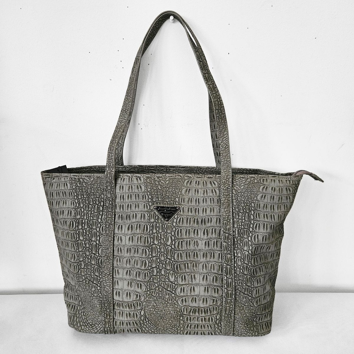 Veľká šedá kabelka na rameno s krokodílím vzorom.