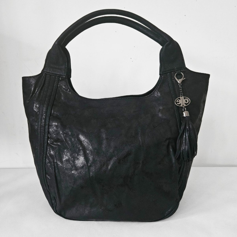 Veľká čierna kabelka na rameno so zapínaním na zips.