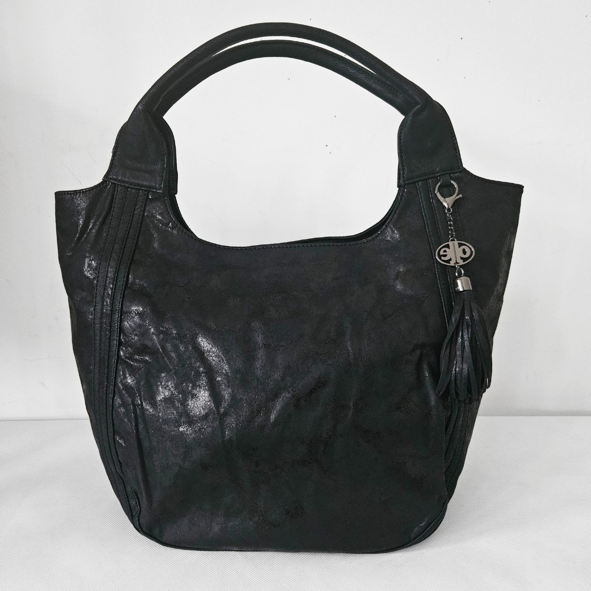 Veľká čierna kabelka na rameno so zapínaním na zips.