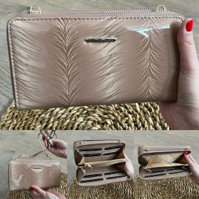 Béžová dámska kožená kabelko-peňaženka.