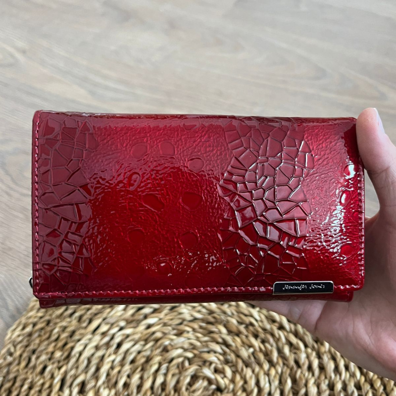 Dámska kožená peňaženka červená lakovaná so štruktúrou