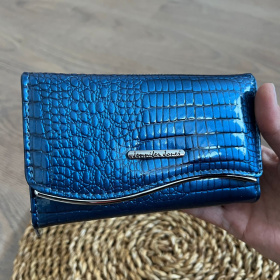 Dámska kožená peňaženka modrá lakovaná so štruktúrou krokodílej kože