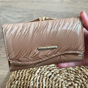 Dámska kožená peňaženka lakovaná béžová