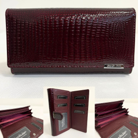 Bordová kožená peňaženka so samostatnou prídavnou sekciou výhradne na karty.